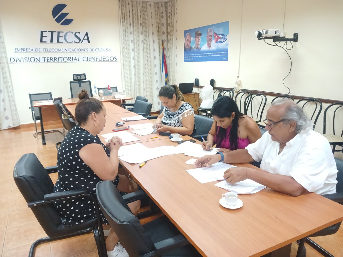 EtecsaCfgos's tweet photo. 🎉 Felicitamos a los nuevos Licenciados en Comunicación Social de la Universidad de Cienfuegos. Nos enorgullece haber sido sede de su prueba estatal, fortaleciendo el vínculo Universidad-Empresa. @EtecsaCfgos sigue comprometida con el desarrollo académico y profesional. https://t.co/6Wlo0nWi6T