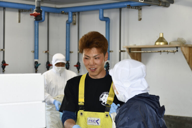 Triton_Project_'s tweet photo. 桃浦かき生産者合同会社｜22歳以下限定募集。未経験から日本トップの牡蠣づくりへ。現場の主役は10代・20代。養殖だけでなく加工・販売・商談まで挑戦できます。寮完備で移住も安心。本気で成長したい方へ。https://t.co/vP2OfsRw5U #牡蠣養殖 #石巻求人 #若手募集 #未経験歓迎 #TRITONPROJECT https://t.co/vA1vUw9STk