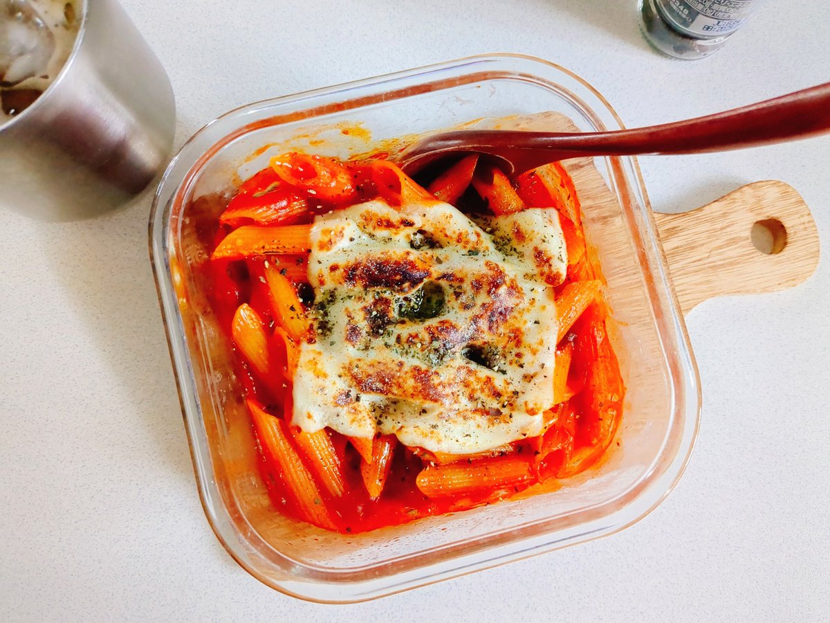 sachi_fire's tweet photo. 業務スーパーのペンネと大盛りナポリタンソースで、最高なズボラ飯できた…！
​レンチンでお湯捨ててソース和え、チーズ、オリーブオイルのせて追いチン。バーナー炙ってペッパー＆バジル。
容器1つで完結するのに、炙るだけでお店の味に。全人類やってほしい。
#業務スーパー #業スー #おうちごはん https://t.co/tI7mZJsL1k