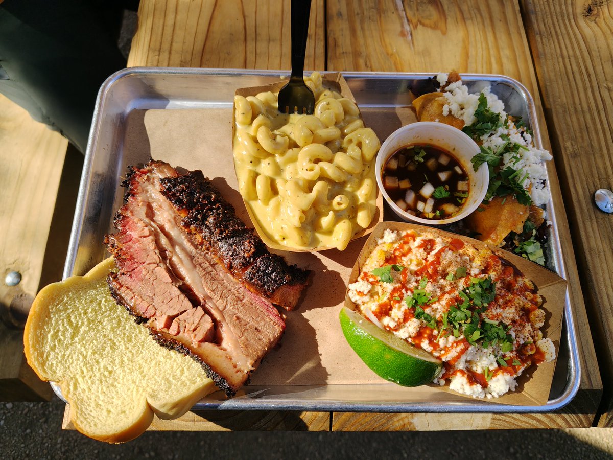 Promised_Land3's tweet photo. ブリスケット！初めて知った言葉。牛肩バラ肉！！　こんなに本場のBBQが美味しいとはー！！　気付いたら全部食べ終わってた。ダラス来て本当に良かった！！！ https://t.co/eSQtfNl2Te