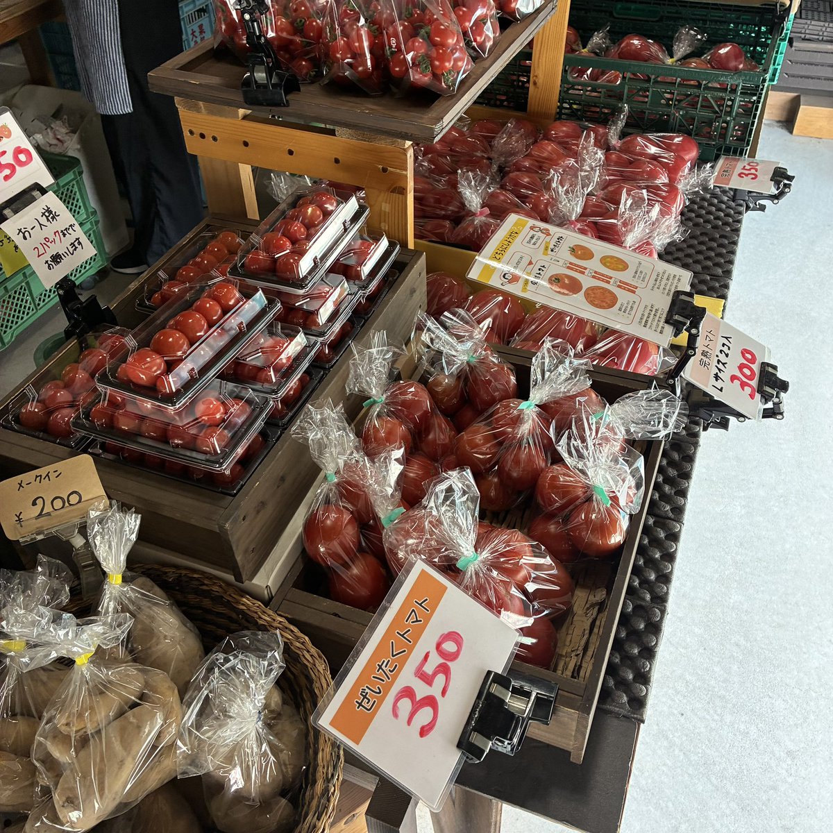 koyahachi_'s tweet photo. おはようございます！本日は午後も営業します🍅
【お品書き】
完熟トマト、ぜいたくトマト、ほうれん草、小松菜、長ナス、イボなしきゅうり、プチぷよ、ミニトマト、じゃがいも、ズッキーニ https://t.co/lNSUUIDcdO