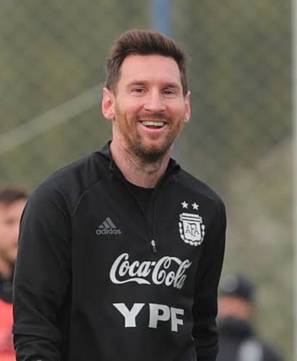 vinicios_betiol's tweet photo. RESUMO DO DIA:

1) Enquanto Neymar não tem prazo de volta, Messi faz 3 gols em estreia da Argentina na Copa.

2) Eduardo Bolsonaro é condenado a 4 anos e 2 meses de detenção por buscar sanções contra o Brasil pra salvar o pai.

3) Eduardo perdeu também o cargo na PF e ficou inelegível.

4) Lula dispara em novas pesquisas e pode vencer no primeiro turno.

5) Polícia apreende arma de Bolsonaro com segurança dele e Alexandre de Moraes pede explicações do motivo de um condenado possuir armas de fogo.