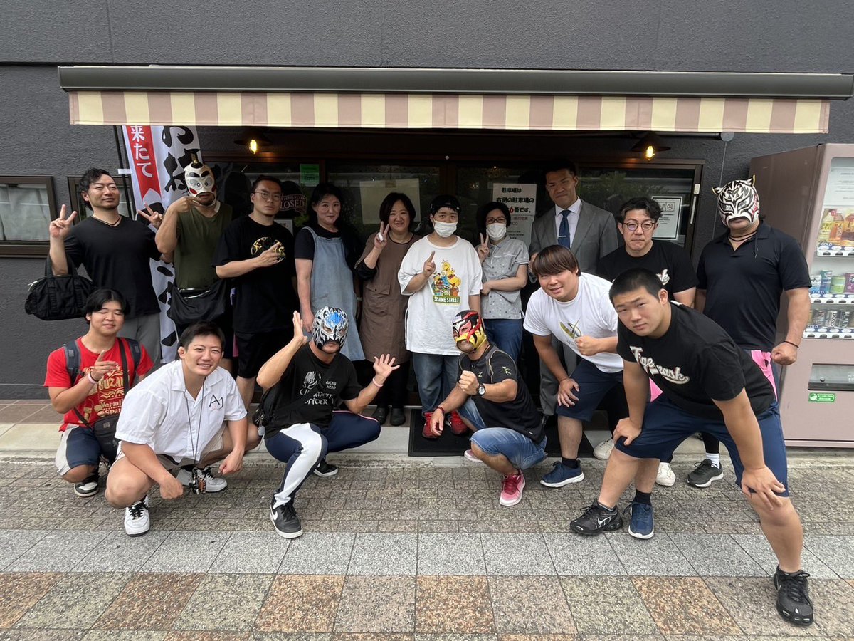 joe_ichi_ro's tweet photo. 大阪プロレスのパートナーをしてくださっている　#あさめし屋　様で皆さんと理想的な美味しい朝ごはんをいただきました。
食事のタイミングで流れていたBGMが『シングルベッド』でエモかったです。
ご馳走様でした！！ https://t.co/tqumiEmHkf