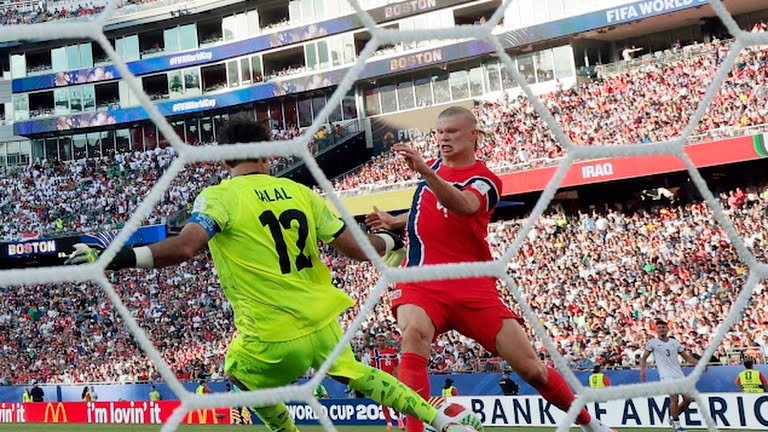 FootballFeedHub's tweet photo. 🇮🇶 Iraq scored their first World Cup goal in 40 years.

🇳🇴 Erling Haaland scored his first two.

A night neither side will forget.

FT: Iraq 1-4 Norway. 🌟

#WorldCup2026 #FIFAWorldCup #Haaland #Norway #Iraq https://t.co/pwPkFx9Ghp