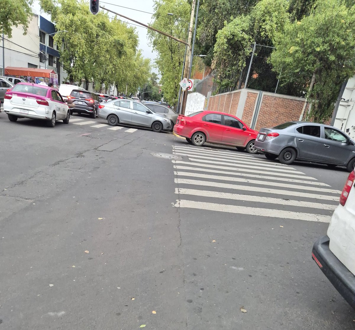 SERGIOCHACHARAS's tweet photo. LaSEMOVI @UCS_GCDMX   Vehículos estacionados en rampa para sillas de ruedas en dr. Lavista  esquina dr. VERTIZ col doctores, esto es recurrente @vigia_citadino @alikael18 @OVIALCDMX @Peaton_no @multacdmx @CDMXDenunciaC @Vigilar_CDMX @jimmyarq_ @erikayazminrg #TránsitoGCDMx https://t.co/H9AOsryTdX