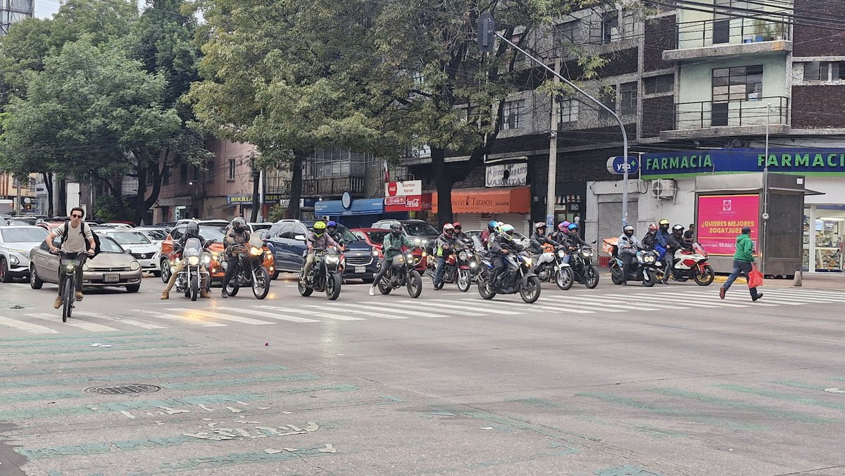 cyber_squirrel's tweet photo. Ahora que el transporte público ha bajado tanto su calidad ¿que tanta gente trae moto?
Pues... https://t.co/4qlIMDmwXw