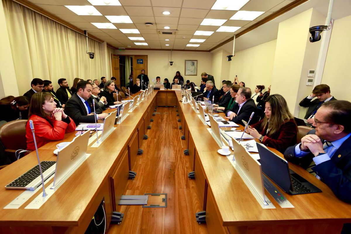 ministeriosalud's tweet photo. La ministra de Salud y el subsecretario de Redes Asistenciales, participaron en la Comisión de Salud de la Cámara de Diputados, donde se abordaron los alcances del ajuste presupuestario y las medidas adoptadas para resguardar el funcionamiento de la red de salud. https://t.co/dn6cqnquD6