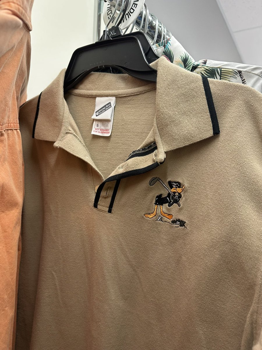 TheMonkeyJungle's tweet photo. Someone who participated in the Toontown Open died and his relatives gave all his clothes to Goodwill https://t.co/Av6sBIVRah