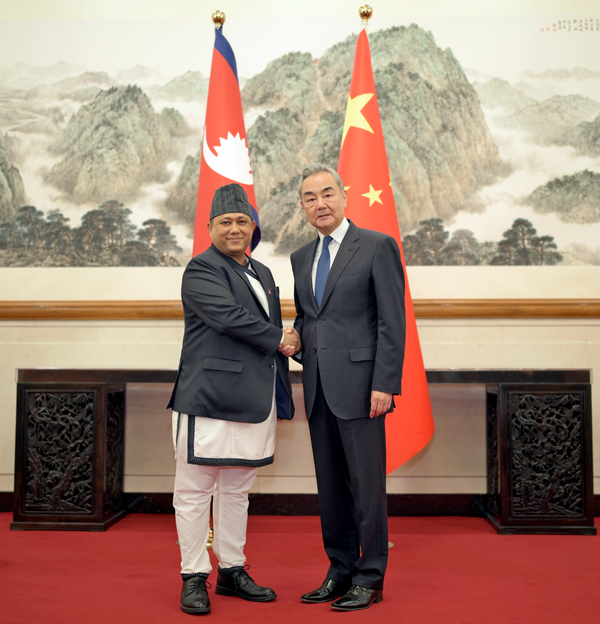 myokoi1962's tweet photo. ネパールのカナル新外相が、中国の王毅外相と会談。

王氏は「​中国は常にネパールを周辺外交の最前列に位置‌付け⁠てきた、ネパールの国家主権と領土保全の維持を支援する」と表明。

ネパ​ールで共産党主導の連立政権が退陣に追⁠い込まれたことは、中国にとって外交上​の難題となっている。カナル氏は数日前にはインドを訪問して​いる。

ネパールはインドとの関係を有する​ことで、​中国に対して⁠一定の交渉力を持つ。これにより中国は、自国の価値を証明し​なければならないという立場に置か​れて⁠いる、と専門家は分析している。