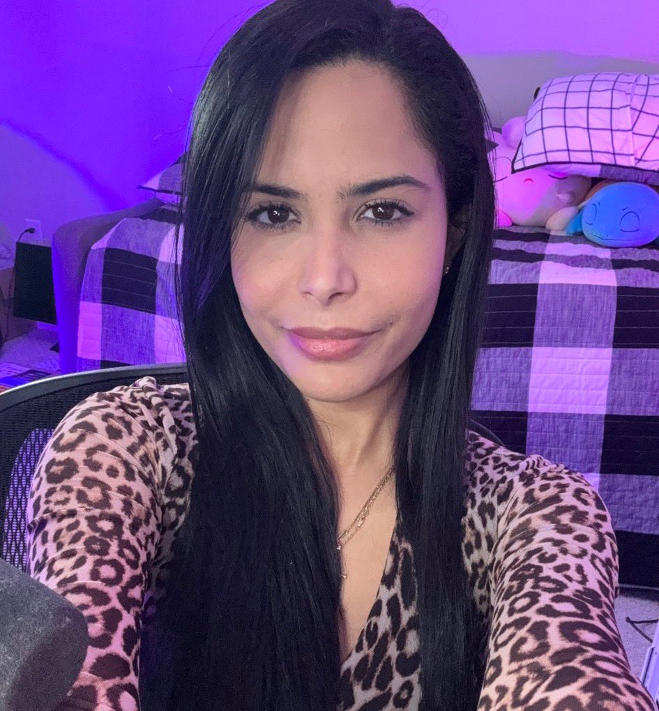 Thugsofstfu's tweet photo. Good evening @ChicaLive sending you ❤️ and 🫂 I miss you and hope your day was well have a fun night enjoy Fortnite pookie 🐥🐥 ❤️  drink water too 🙂‍↔️🙂‍↔️ https://t.co/RSV5FOOc5L