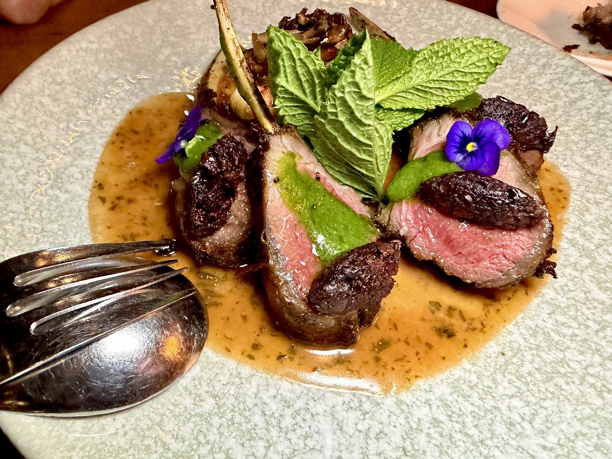 jwalkermobile's tweet photo. Main courses at Lee restaurant in Toronto https://t.co/TyXpbHZAC6
