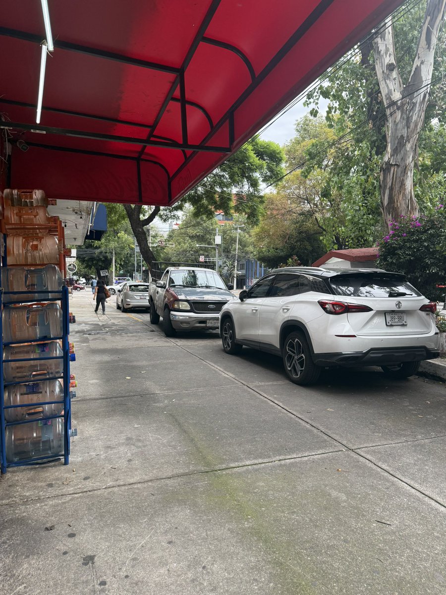 alcv24's tweet photo. @UCS_GCDMX xola esq monte alban, (lado izquierdo) Narvarte. Ya se pasan de lanza. Podrían sancionar , por favor! https://t.co/HenUgekqQg