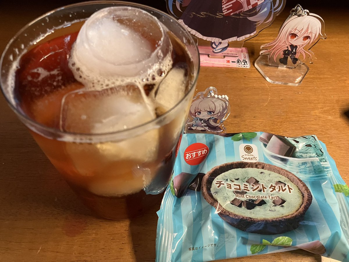 sakemubi's tweet photo. 紅茶淹れました。
ディンブラガウラウィラのアイスティー。
チョコミント。 https://t.co/2EDKNoMesc