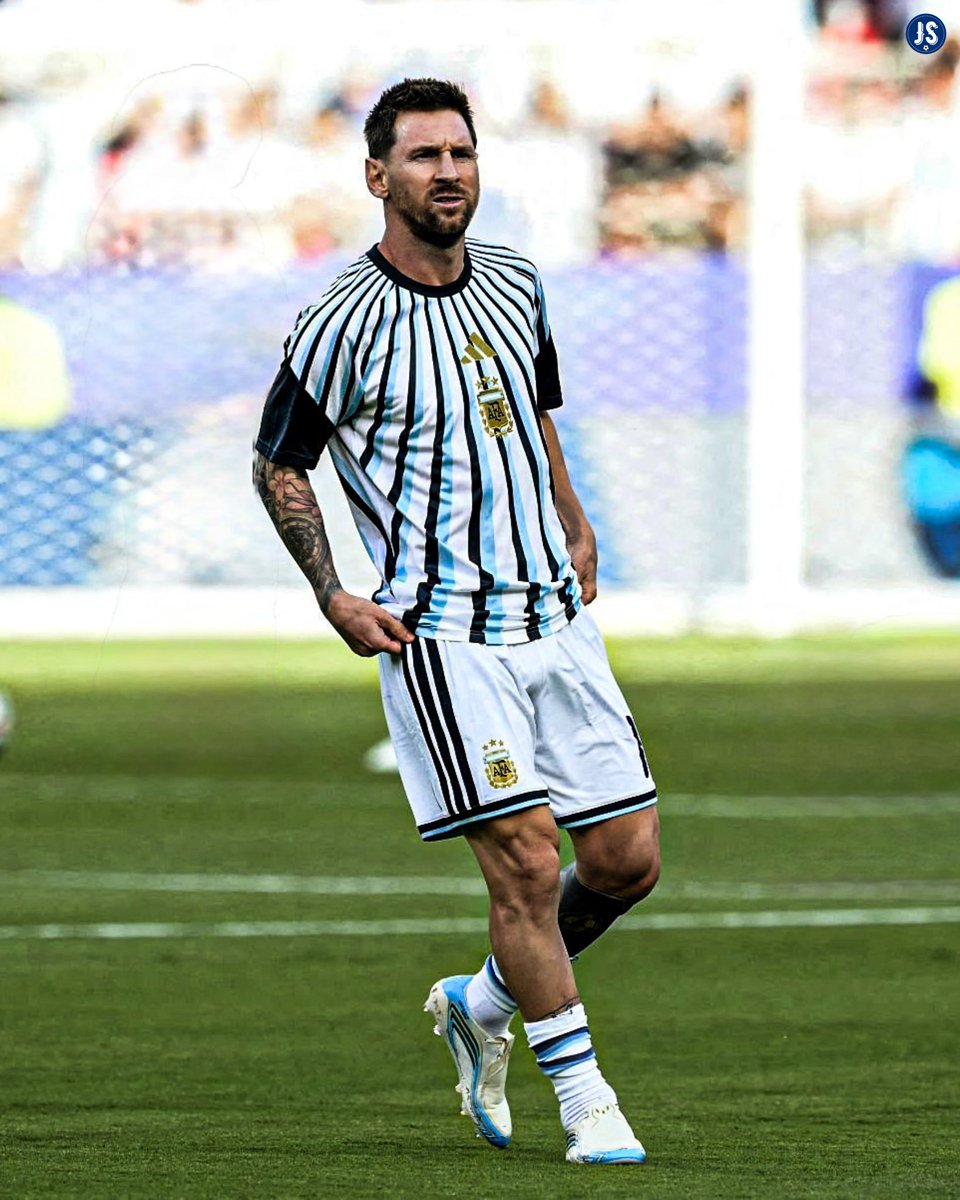 juegosimple__'s tweet photo. 🇦🇷⁉️ ¿Opiniones de la camiseta pre-match de la Selección Argentina? https://t.co/l8zBfnZH5h