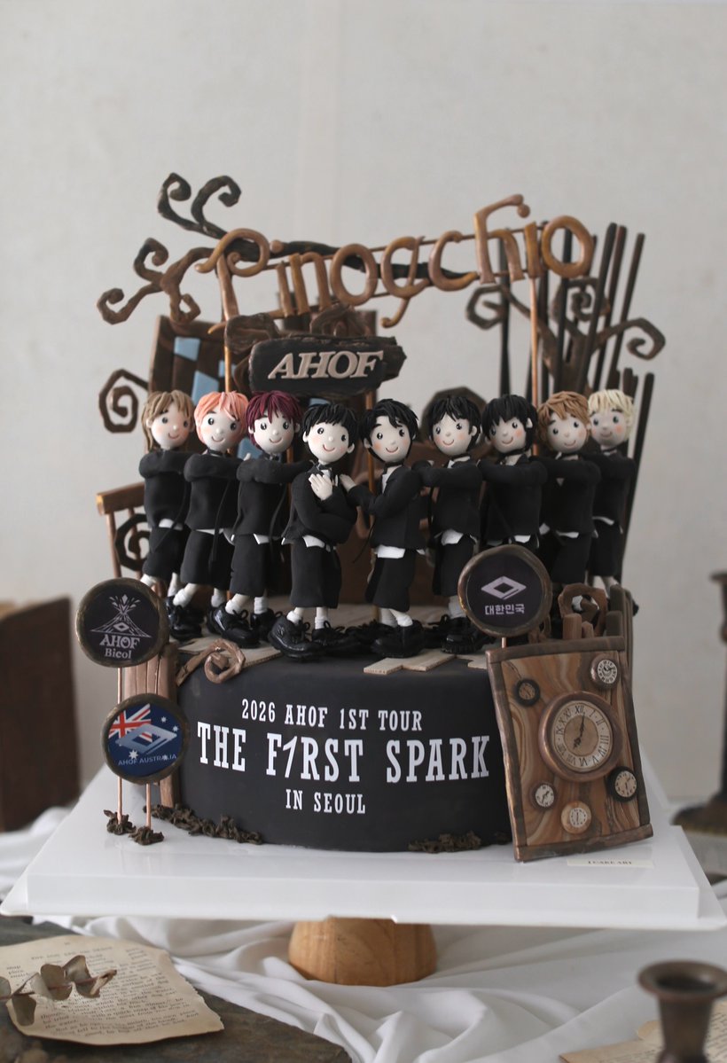 AHOF_SouthKorea's tweet photo. [🎂] 클레이 케이크 인증

2026 AHOF 1st TOUR 
THE F1RST SPARK IN SEOUL을 기념하여 
"피노키오는 거짓말을 싫어해" 인기가요 무대를 콘셉트로 한 클레이 케이크를 제작하여 전달했습니다.

특히 활동 중단으로 무대에 함께하지 못한 즈언을 포함하여 제작했습니다.

클레이 케이크는 서울 콘서트 첫날 소속사 관계자분께 전달드렸으며, 아홉이들이 잘 받았을 거라고 생각합니다.

이번 프로젝트에 함께해 주신 
@AHOFaustralia @AHOF_BICOL 
그리고 개인적으로 연락주셔서 후원에 동참해 주신 모든 FOHA 여러분께 진심으로 감사드립니다! 

#AHOF #아홉