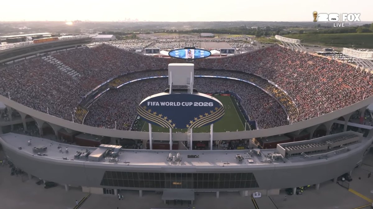 YahooSports's tweet photo. Kansas City is ready for Argentina-Algeria at the World Cup 😮‍💨 https://t.co/Yj35BacmKb