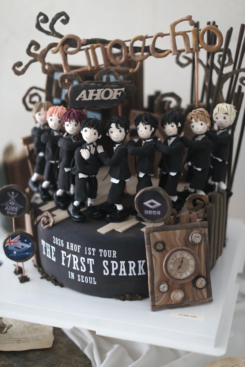 AHOF_SouthKorea's tweet photo. [🎂] 클레이 케이크 인증

2026 AHOF 1st TOUR 
THE F1RST SPARK IN SEOUL을 기념하여 
"피노키오는 거짓말을 싫어해" 인기가요 무대를 콘셉트로 한 클레이 케이크를 제작하여 전달했습니다.

특히 활동 중단으로 무대에 함께하지 못한 즈언을 포함하여 제작했습니다.

클레이 케이크는 서울 콘서트 첫날 소속사 관계자분께 전달드렸으며, 아홉이들이 잘 받았을 거라고 생각합니다.

이번 프로젝트에 함께해 주신 
@AHOFaustralia @AHOF_BICOL 
그리고 개인적으로 연락주셔서 후원에 동참해 주신 모든 FOHA 여러분께 진심으로 감사드립니다! 

#AHOF #아홉