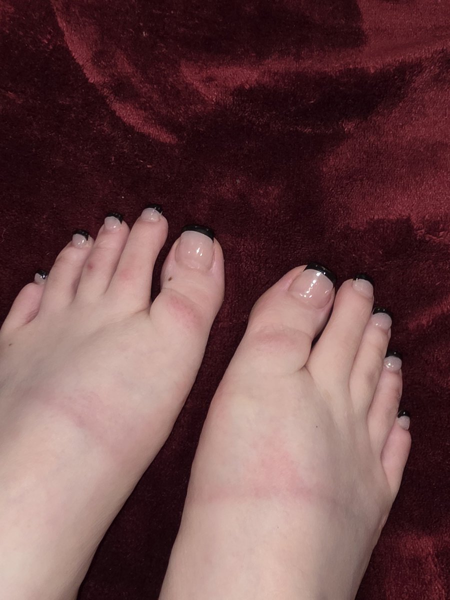 bbg_ghoul666's tweet photo. Got my toe nails done for my bday who wants to be a good boy/girl and reimburse me.😊
#toenails #toes #feet #prettyfeet #paintedtoenails #frenchtips #nails #goth #gothgirl #domme #spoiled #princess #spoilme #Canadian https://t.co/wfHCN3Nhvh