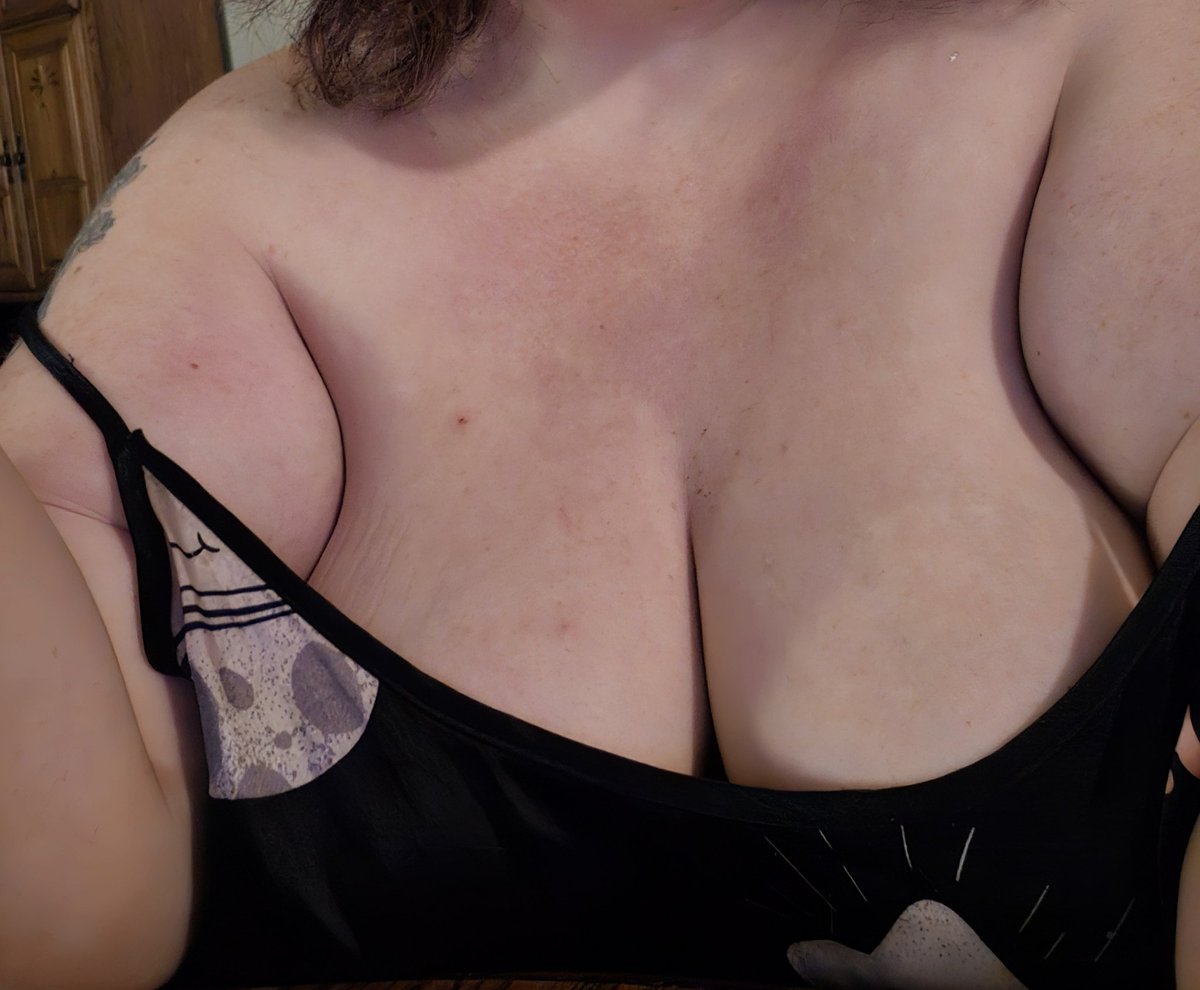 SoftMonster99's tweet photo. Bonus cleavage cause you're all so lovely and patient with me https://t.co/ZwI2vrNpeW