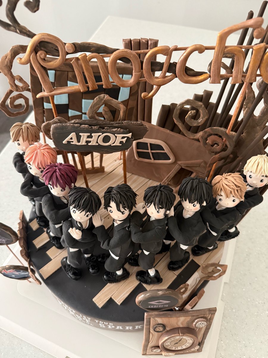 AHOF_SouthKorea's tweet photo. [🎂] 클레이 케이크 인증

2026 AHOF 1st TOUR 
THE F1RST SPARK IN SEOUL을 기념하여 
"피노키오는 거짓말을 싫어해" 인기가요 무대를 콘셉트로 한 클레이 케이크를 제작하여 전달했습니다.

특히 활동 중단으로 무대에 함께하지 못한 즈언을 포함하여 제작했습니다.

클레이 케이크는 서울 콘서트 첫날 소속사 관계자분께 전달드렸으며, 아홉이들이 잘 받았을 거라고 생각합니다.

이번 프로젝트에 함께해 주신 
@AHOFaustralia @AHOF_BICOL 
그리고 개인적으로 연락주셔서 후원에 동참해 주신 모든 FOHA 여러분께 진심으로 감사드립니다! 

#AHOF #아홉