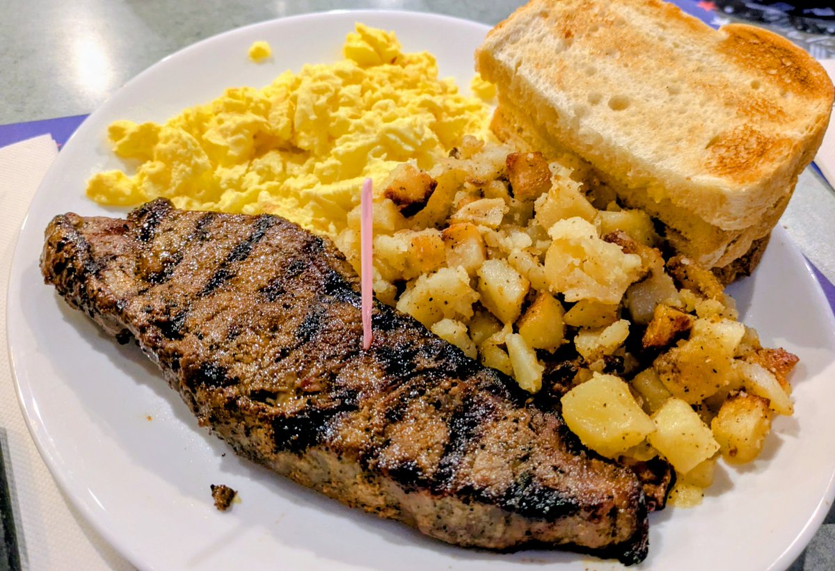 mst__v's tweet photo. みんな大好きエリスアイランドの朝食
14.99ドル
朝からお肉食べて勝つる

パンの裏に死ぬほどバターが塗ってあって重たいけど、アメリカのご飯の感じがするw
#WSOP #EVO https://t.co/LW175xZNKK