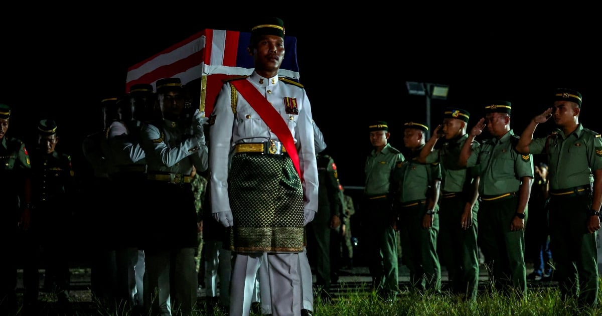 NST_Online's tweet photo. #NSTnation Corporal Norazmi Abu Bakar, 40, who died in a grenade training explosion at Hobart Camp in Gurun yesterday, was buried at the Masjid Al Busyra Muslim cemetery in Merbok early today. 

https://t.co/9UG3IeRhOx https://t.co/BY9QBLmHKx