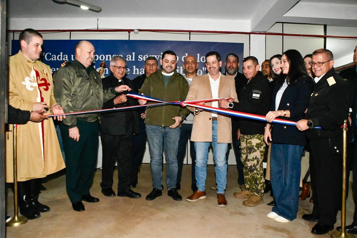 friquelme9's tweet photo. Latorre destaca labor conjunta en inauguración de albergue en Asunción 

El presidente de la Cámara de Diputados, Raúl Latorre, participó junto al intendente de Asunción, Luis Bello y el Arzobispo de Asunción, Cardenal Adalberto Martínez, en la inauguración del Albergue Transitorio Municipal del Centro Comunitario San Jerónimo, en el marco del programa “Asunción Te Abriga”.

Latorre valoró el trabajo articulado entre instituciones: "Quiero reconocer al intendente, al equipo municipal, a la Iglesia, a las fuerzas de seguridad y a todos los que hicieron posible esta iniciativa".

Subrayó que el albergue brindará techo, comida, atención médica y otros servicios a personas sin hogar, y que “es un modelo que vale la pena replicar en todo el país”.
