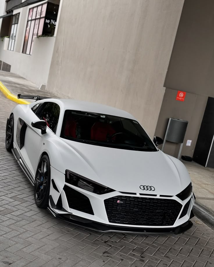 MNomanAlia's tweet photo. Audi R8💀 
White Audi😎 https://t.co/UYnB2KV0Tf