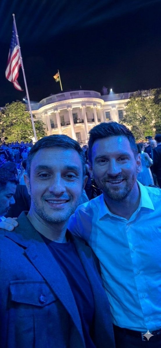 heldermaldonado's tweet photo. Como eu saí de uma favela e sou muito bem sucedido, acabei esquecendo de postar meu encontro com o Messi na Casa Branca. Gostaram? https://t.co/sYeggRYqGw