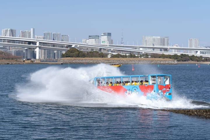 atparty's tweet photo. 7/18～[子供料金あり]水陸両用バス「スカイダック」お台場パノラマコースでスプラッシュ体験＆水 | 大人の日帰りツアー・体験イベントブログ
 https://t.co/ZtkD4Bwekg #Amebaブログ #アメブロ #スカイダック https://t.co/yiqt3YulUE