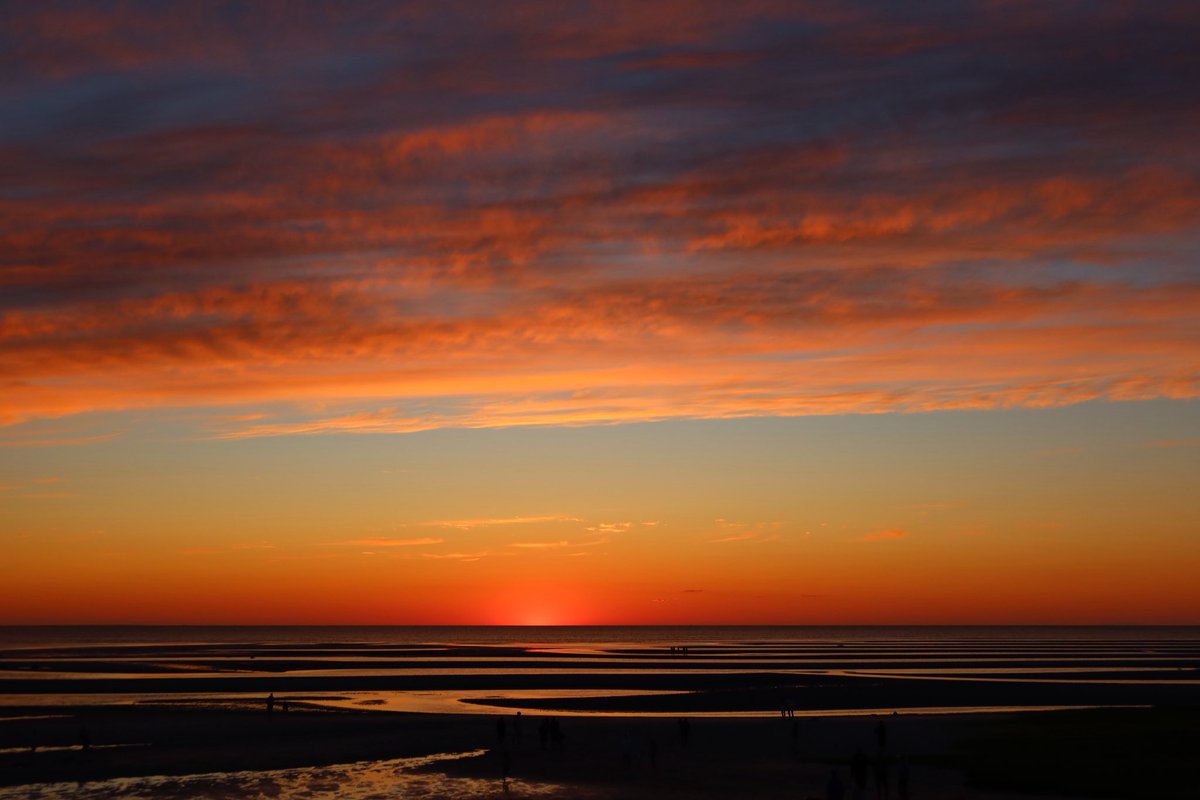 MegOLeary's tweet photo. Skaket sunset! @TerryWBZ @ericfisher @4cast4you @sarahwroblewski https://t.co/vBNk5KahqU