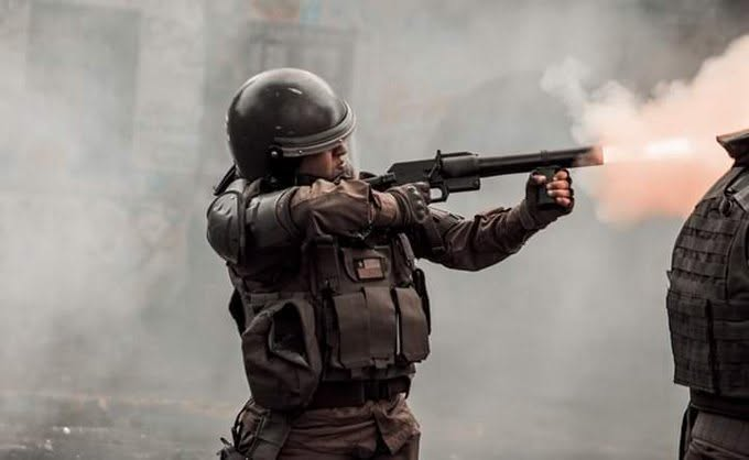 PiensaPrensa's tweet photo. Corte mantiene condena de 7 años de cárcel para ex capitán de Carabineros por caso de violencia policial en el estallido social.

La Corte de Apelaciones de Santiago ratificó la condena de siete años de prisión efectiva impuesta al ex capitán de Carabineros Pablo Carvajal Díaz por el delito de apremios ilegítimos calificados, ocurrido durante las manifestaciones de octubre de 2019 en el centro de la capital.

El tribunal de alzada desestimó el recurso presentado por la defensa, que buscaba revertir la sentencia dictada por el Cuarto Tribunal Oral en lo Penal de Santiago. Con ello, se mantiene vigente la pena impuesta al ex oficial por su responsabilidad en los hechos que dejaron a una persona con una grave lesión ocular.

En su resolución, la Corte concluyó que la actuación del entonces capitán se realizó fuera de los protocolos y normas que regulan el uso de la fuerza policial. Los magistrados consideraron acreditado que el funcionario disparó su escopeta antidisturbios sin existir una agresión que justificara dicha acción, descartando además que pudiera invocarse legítima defensa.

El fallo también rechazó la tesis de la defensa que sostenía que el disparo habría sido producto de una reacción involuntaria. Los jueces estimaron que los antecedentes acreditados durante el juicio demostraron una conducta intencional, destacando que el ex uniformado efectuó más de un disparo durante el procedimiento.

Asimismo, la Corte descartó que existieran vulneraciones al debido proceso o al derecho a defensa, señalando que las diferencias planteadas respecto de la distancia desde la cual se efectuó el disparo no alteraban los hechos esenciales de la acusación ni afectaban la validez de la condena.

Con esta decisión, el tribunal confirmó íntegramente la sentencia dictada en primera instancia, cerrando una nueva etapa judicial en uno de los casos vinculados a las denuncias de violencia policial registradas durante el estallido social.

https://t.co/P2eshe2Kqs