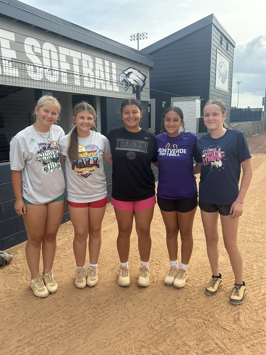 donuttt2's tweet photo. Busy schedules but finding a way to make it happen! Good luck to the girls playing in Backwards K and Scenic City this weekend!!

Lot of talent for coaches to look at!! 👀 https://t.co/PUsrShzP5u