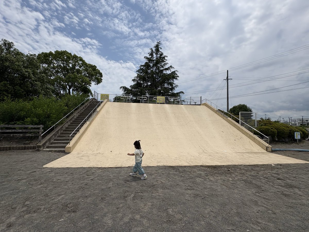 haerisummer's tweet photo. 実家に帰省して毎日毎日公園巡り。
帰京しても保育園の帰りに公園。
まだ夏前なのにもう日焼けしまっくてる娘。
おかげでもれなく母も日焼けしまくってます。 https://t.co/4ueiAYQPvb
