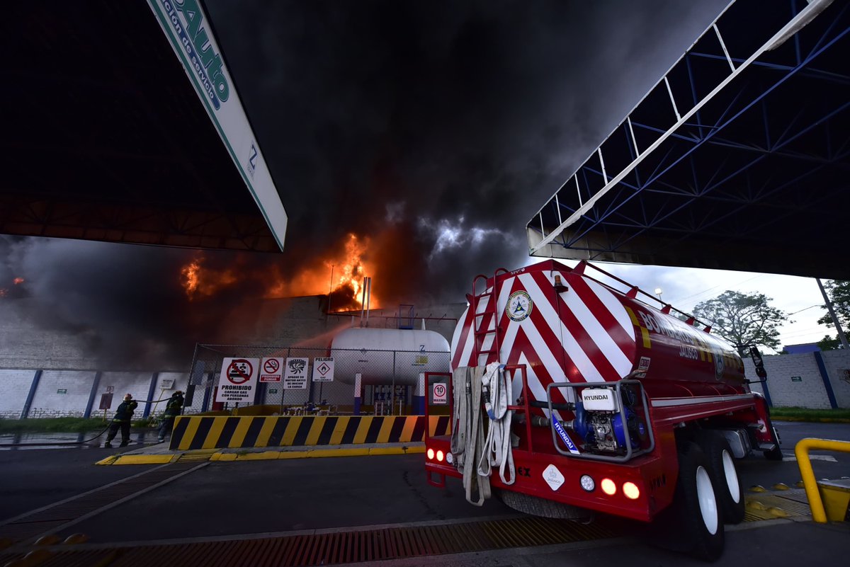 PCJalisco's tweet photo. 🚨#AlMomento

Apoyamos en el combate y control de un incendio registrado en una tienda de herramientas ubicada sobre la Calzada González Gallo y calle Parras, en la zona de El Alamo Industrial, en el municipio de Tlaquepaque.

Trabajamos de manera coordinada con corporaciones municipales para contener el siniestro y evitar riesgos mayores, especialmente hacia una estación de servicio de gas cercana al sitio.

⚠️ Se recomienda evitar la zona y atender las indicaciones de las autoridades.