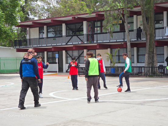 FAHHdeporte's tweet photo. Aprovechando la fiebre futbolera, se enciende el #FútbolConValores #FutMex ⚽️⚽️⚽️🇲🇽 con partido entre los alumnos del Prof. Oscar Rodríguez Lugo "Voluntario de la Promoción de la Activación Física y el Deporte" en la Escuela Telesecundaria Diurna No. 53, Alcaldía Iztapalapa, CDMX https://t.co/PAPcdX4FhH