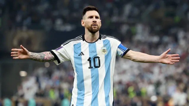 TouchlineTruth's tweet photo. Argentina’s youngest ever WC goalscorer, and now Argentina’s oldest ever WC goalscorer. La Pulga, El Pudi. Lionel Messi #WorldCup https://t.co/UWUo84WOzg