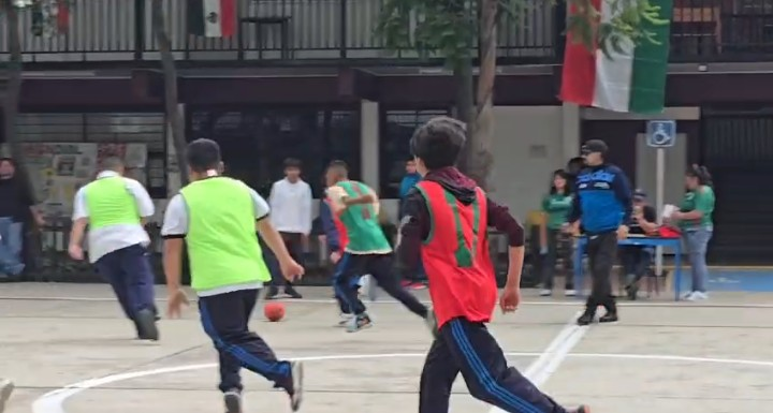 FAHHdeporte's tweet photo. Aprovechando la fiebre futbolera, se enciende el #FútbolConValores #FutMex ⚽️⚽️⚽️🇲🇽 con partido entre los alumnos del Prof. Oscar Rodríguez Lugo "Voluntario de la Promoción de la Activación Física y el Deporte" en la Escuela Telesecundaria Diurna No. 53, Alcaldía Iztapalapa, CDMX https://t.co/PAPcdX4FhH