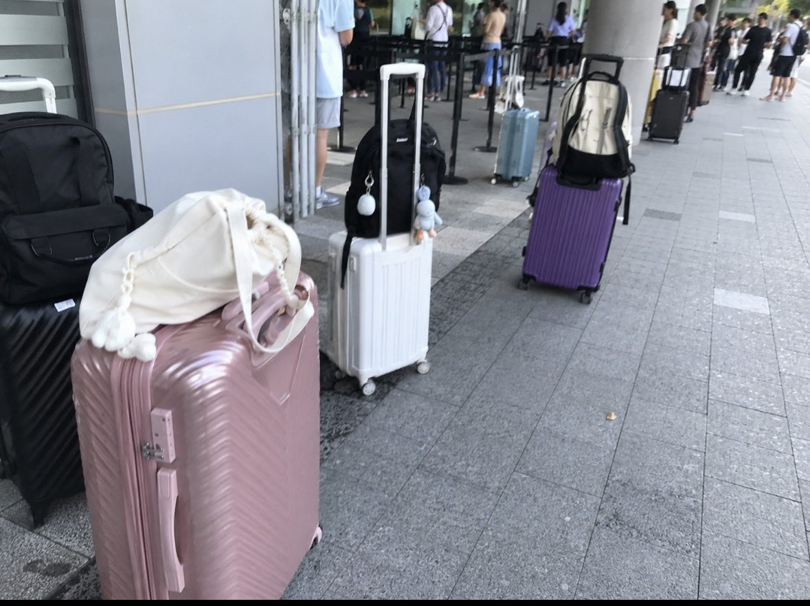 Eveniffen's tweet photo. これ、本当です。‼️‼️‼️‼️‼️‼️‼️

韓国では本当に他人の荷物を持っていかない人が多いので、コンサート会場でも海外ファンがこんなふうにキャリーケースで列を取って、そのままご飯を食べに行ったりします。 https://t.co/BzRoi3yDtz