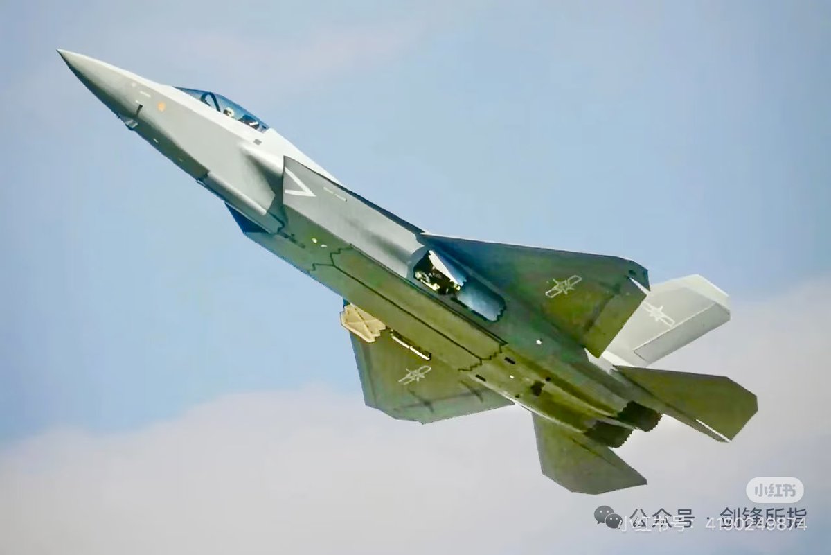 tong96083420's tweet photo. Cool shot of a PLAAF J-35A taking off https://t.co/NOB0tbnioC