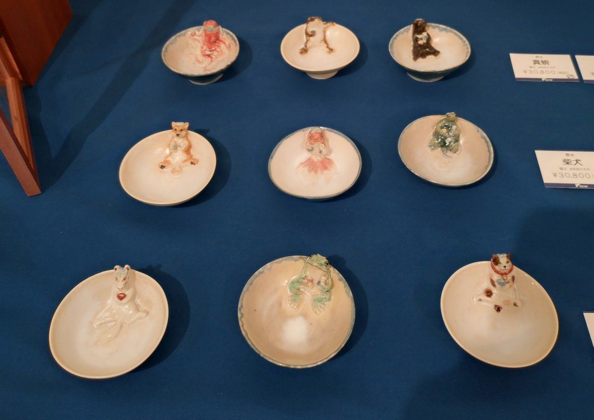 izooooomi's tweet photo. おはようございます。
泉水陶根付展2日目はじまりました。
◯差呑盃 器の中の動物たちも盃を持っています。一人で呑むときも中の動物がお相手してくれます。

今日も終日在廊いたします🐡 https://t.co/uXJzITlmIO