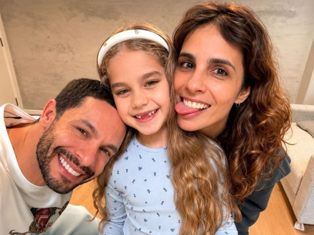 forumeplay's tweet photo. Antes vista apenas como alívio cômico, Brigitte (Tatá Werneck) ganhará uma nova obsessão em #QuemAmaCuida. A personagem passará a perseguir César (Rainer Cadete), dermatologista casado com Bia (Maria Ribeiro), mas encontrará resistência inesperada: Luísa (Maya Dias), filha do casal, será a primeira a desconfiar de suas intenções e pode virar peça-chave nos próximos conflitos da novela das nove.

🗞️ Carla Bittencourt