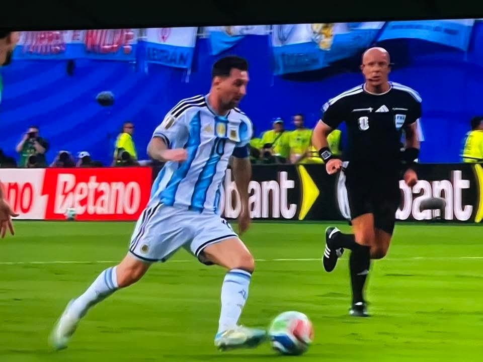 FifaLiveUpdatee's tweet photo. 𝗡𝗘𝗪: Every Argentinian fan started crying when they saw Lionel Messi on the big screen.

They can't believe they are witnessing their GOAT one more time this World Cup, they thought it was the last time in 2022, but here he is again.

And LOOK what it means! 🩵 https://t.co/joeorKKbZx