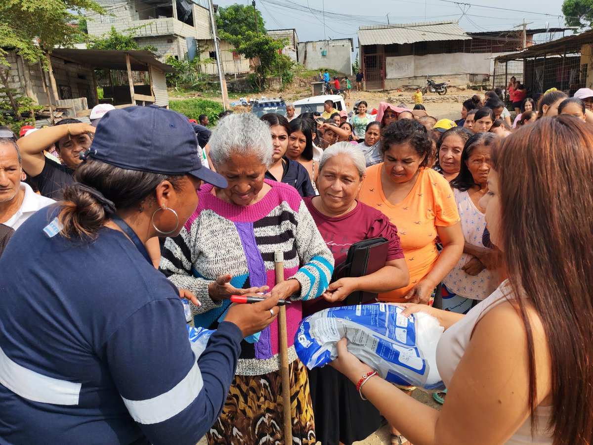 Ana_FuentesC's tweet photo. 📍Llegamos a cada rincón de Guayaquil. 

Entregamos toldos a varias familias de Nueva Prosperina (Lámina 10), un esfuerzo logrado por la acertada planificación de nuestro alcalde Aquiles Alvarez Chavarria y la alcaldesa subrogante Tatiana Coronel

¡Seguimos en territorio! 👥✨ https://t.co/diZsVXRRkH