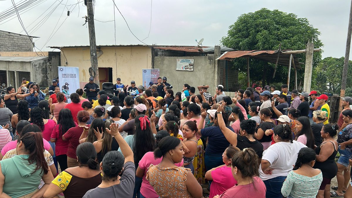 Ana_FuentesC's tweet photo. 📍Llegamos a cada rincón de Guayaquil. 

Entregamos toldos a varias familias de Nueva Prosperina (Lámina 10), un esfuerzo logrado por la acertada planificación de nuestro alcalde Aquiles Alvarez Chavarria y la alcaldesa subrogante Tatiana Coronel

¡Seguimos en territorio! 👥✨ https://t.co/diZsVXRRkH