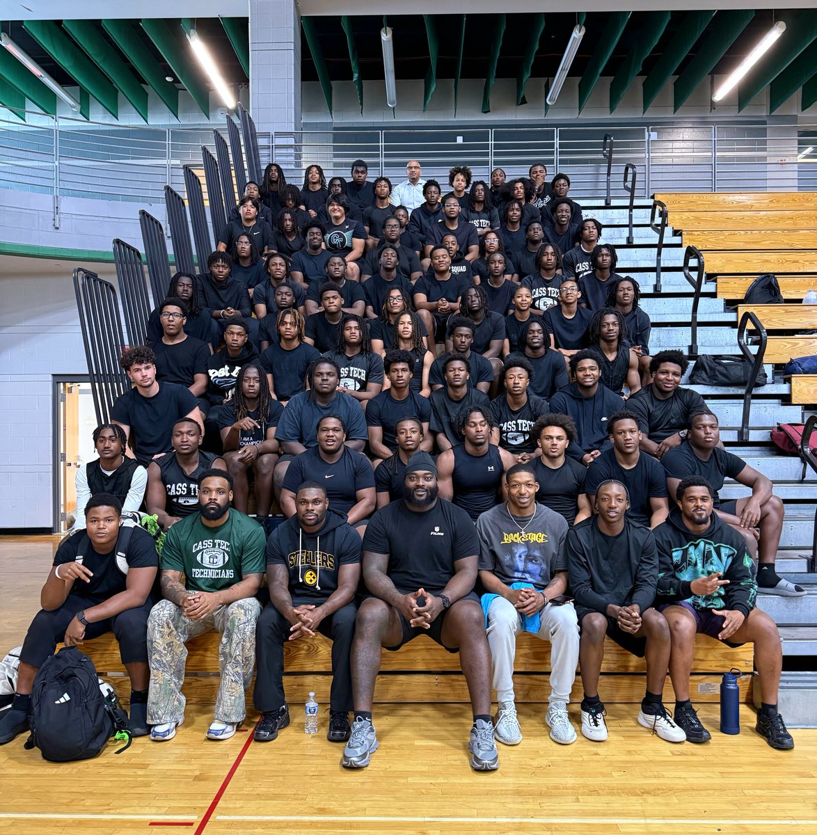 Detroit_CTFB's tweet photo. A few of our @NFL guys came back and gave the boys some great words today! Thank you to @_MXKEY - @Patriots (Class of 2016), @LewNichols_ - @steelers (Class of 2019) and @JalenGraham17 - @49ers (Class of 2019). #CTFB #GreatDayToBeATechnician 🟢⚪️🟢⚪️🟢⚪️ https://t.co/CICl6nSRVs
