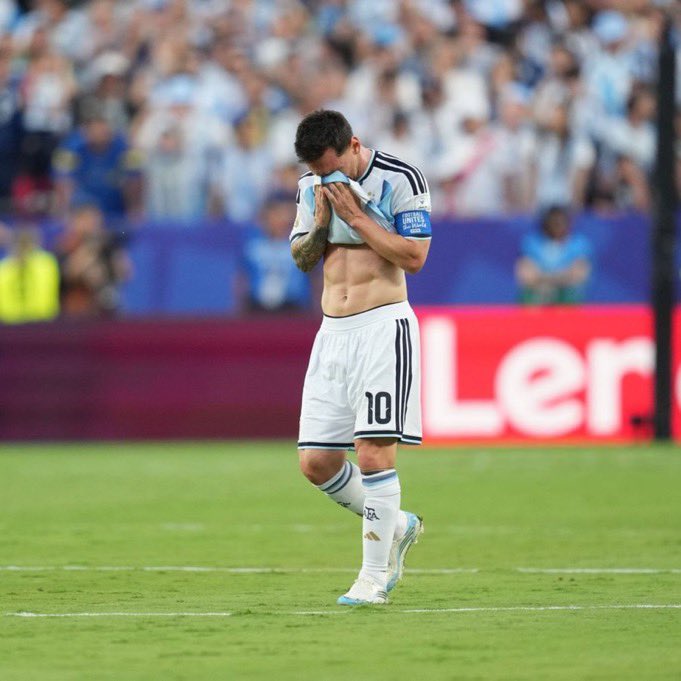 _mmssii's tweet photo. ميسي يدري ان هذا اخر مونديال له و نزلت دموعه لا اراديا اجل وش بنسوي بليلة اعتزالك يا قوت https://t.co/HoFgI5Apyl