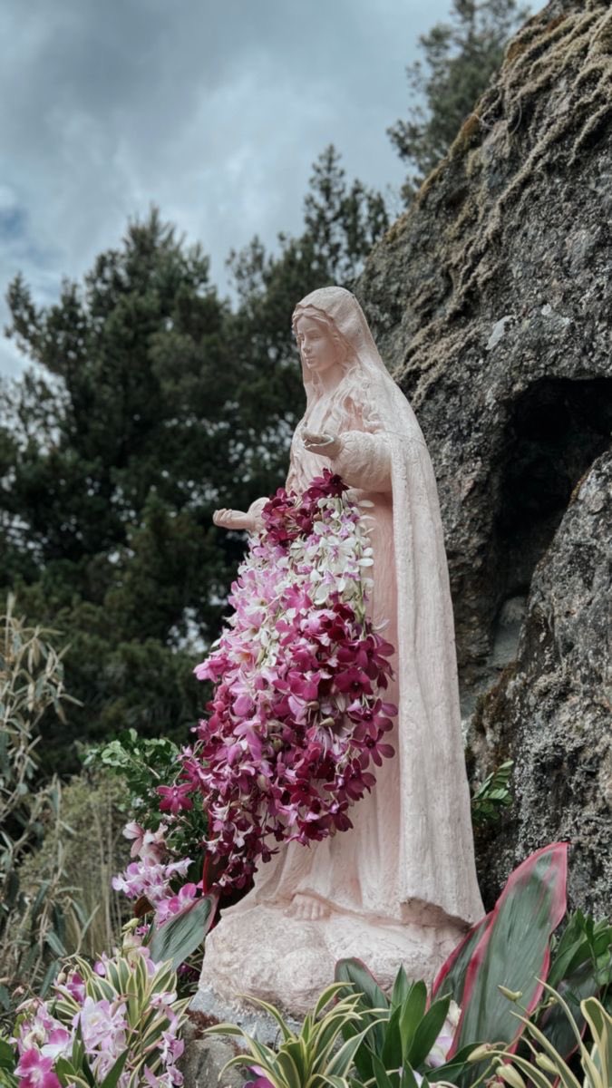 CatholicQuote12's tweet photo. Hail Mary full of grace.. https://t.co/LPPzsInPec