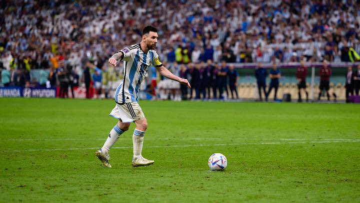 DiegoBrizuelaa's tweet photo. La FIFA cuando Messi hace una falta de roja // La FIFA apenas toquen a Messi https://t.co/raLH0FnADP