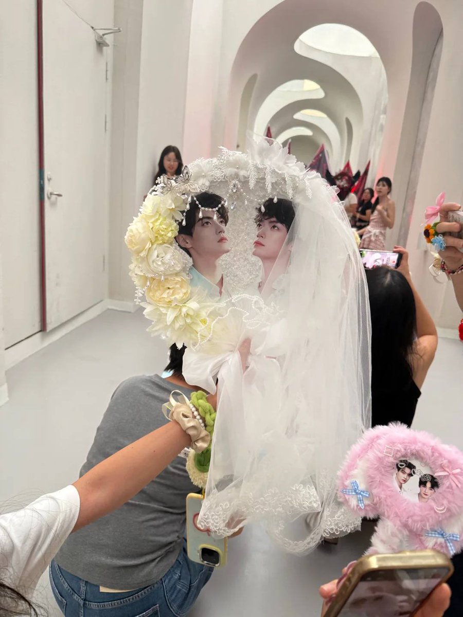 TZizva's tweet photo. LP's wedding hosted by Mimi 💐🤵🏻🤵🏻🌙⚡️

#LeiPeng99 #TianZiyu #RevengedLove https://t.co/dIJFMRq2LP